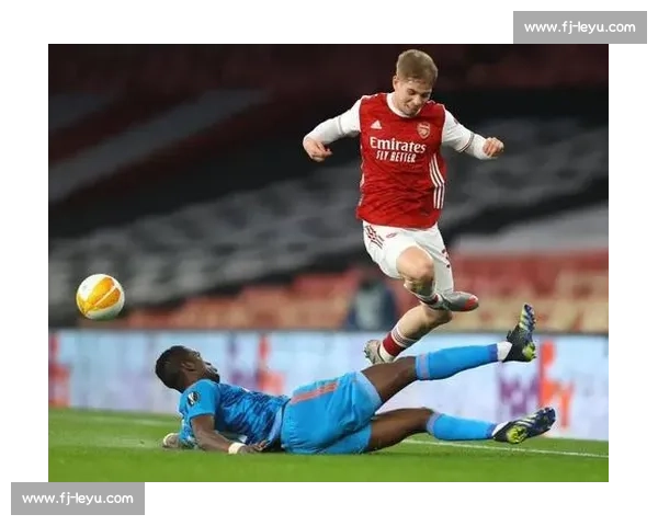 谢晖阳飞铲门将染黄 无锡门神姜何神扑助球队 2-0 取胜