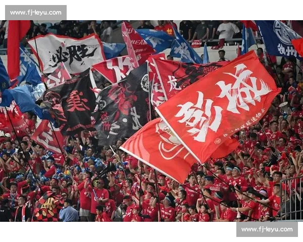 苏超赛场现中国红！球迷跨越山海为榕江助威